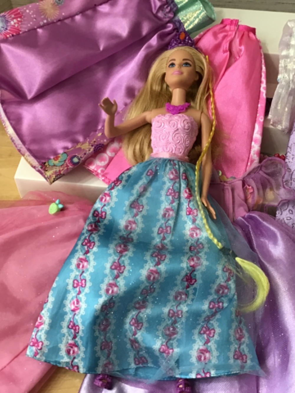 Barbie Doll and Flower Clothes - Picture 10 of 11